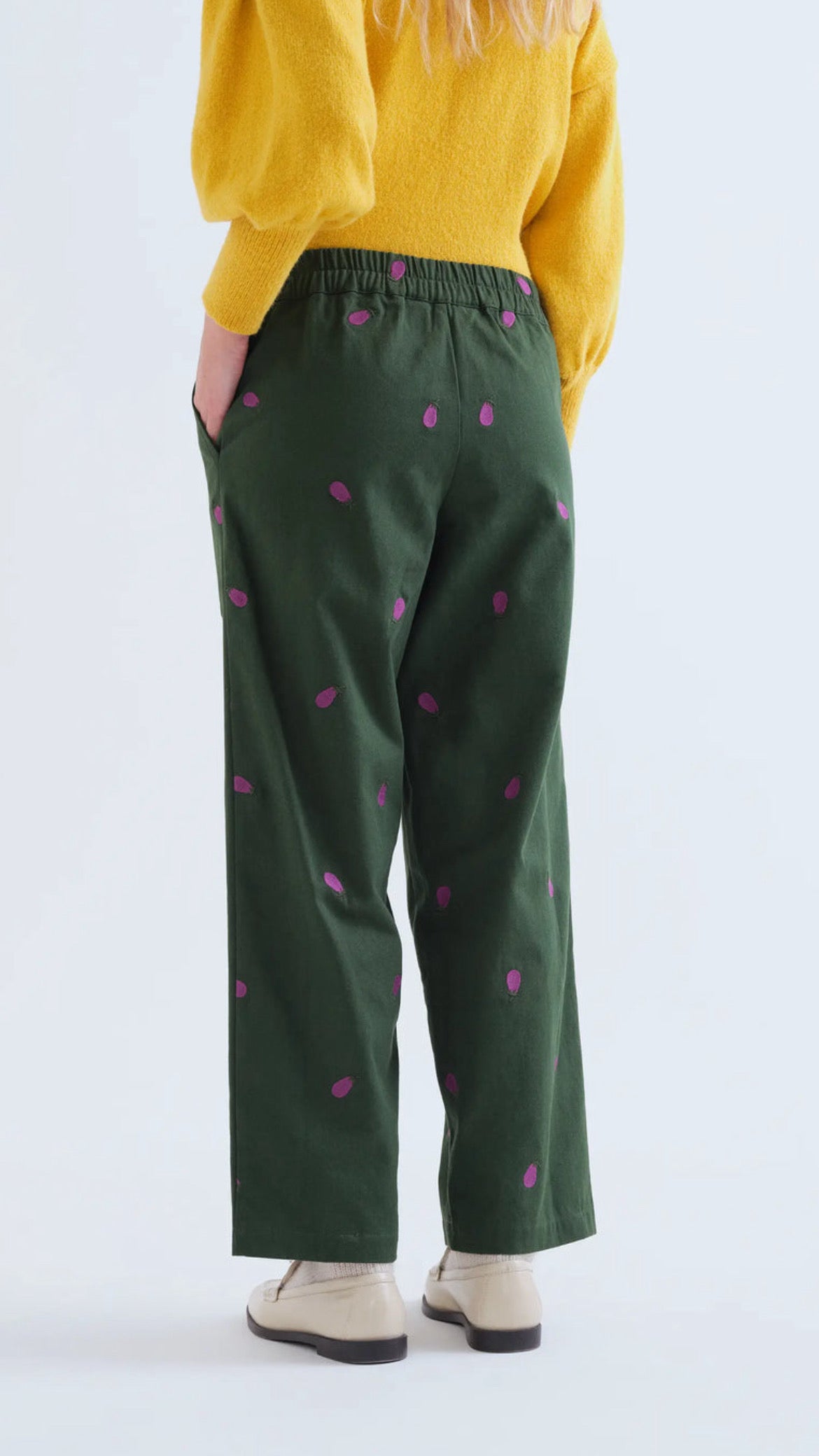 Pantalón 100% algodón con bordado berenjena