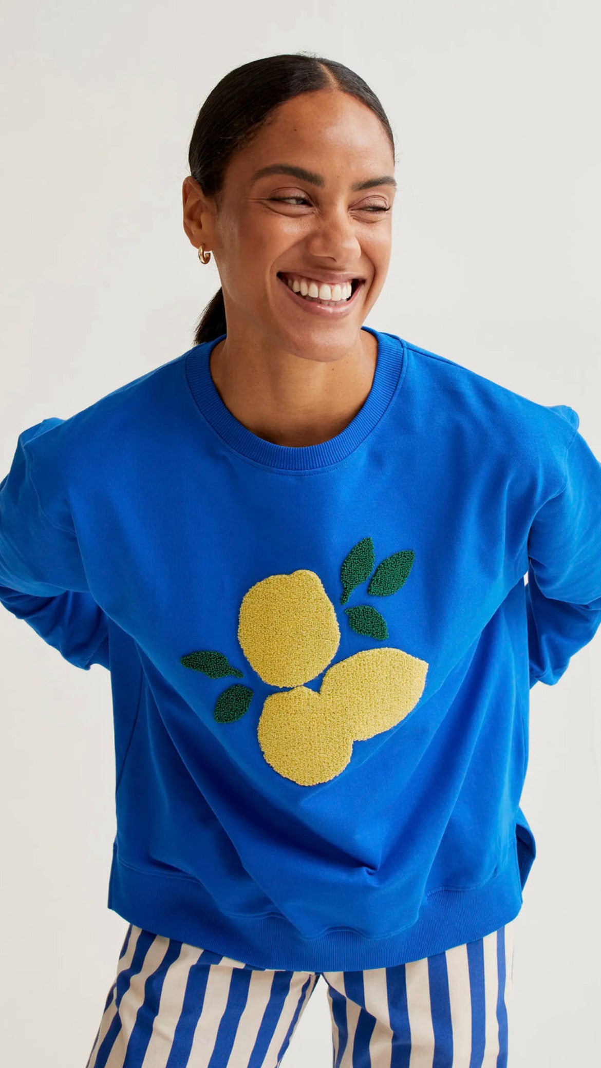 Sudadera con bordados de limones gigantes