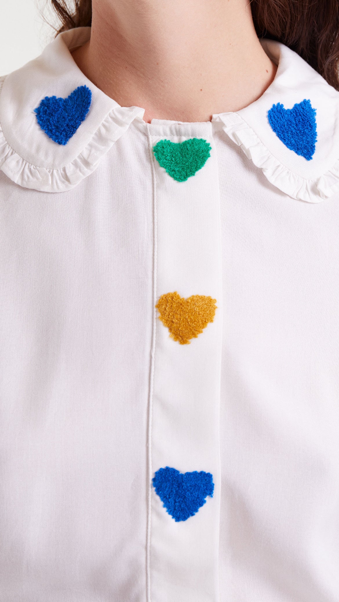 Camisa blanca con bordado de corazones