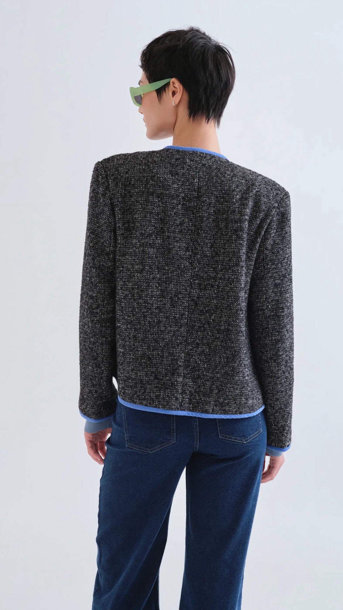 Chaqueta tweed negra con detalles azul claro
