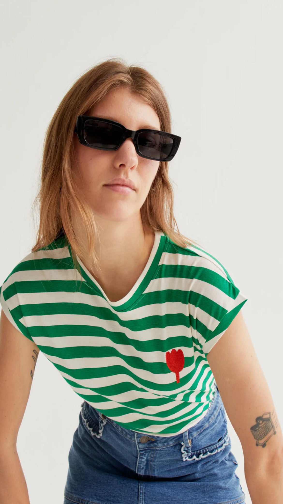 Camiseta con estampado de rayas verdes con bordado de tulipán