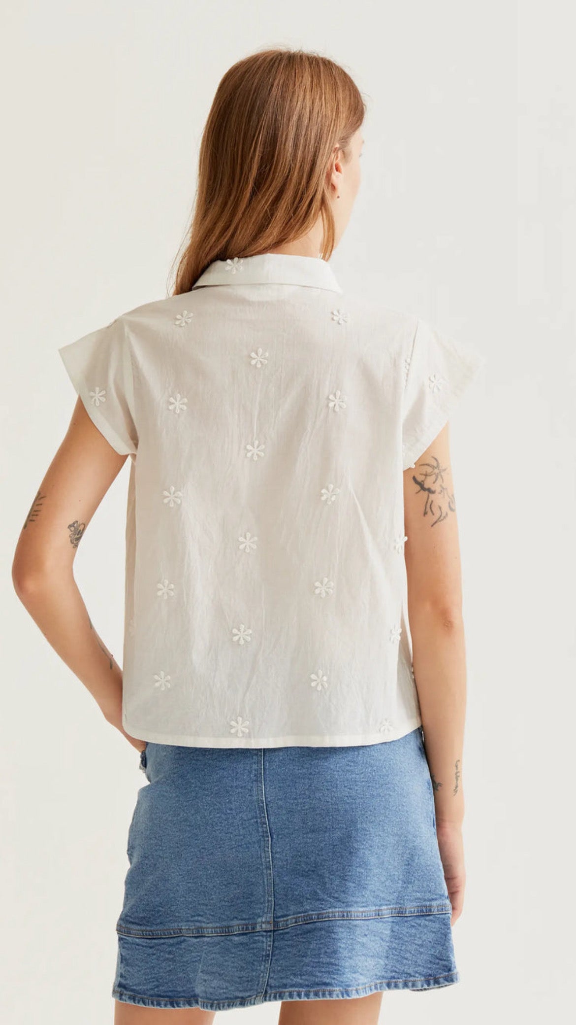 Camisa 100% algodón blanco con bordado floral