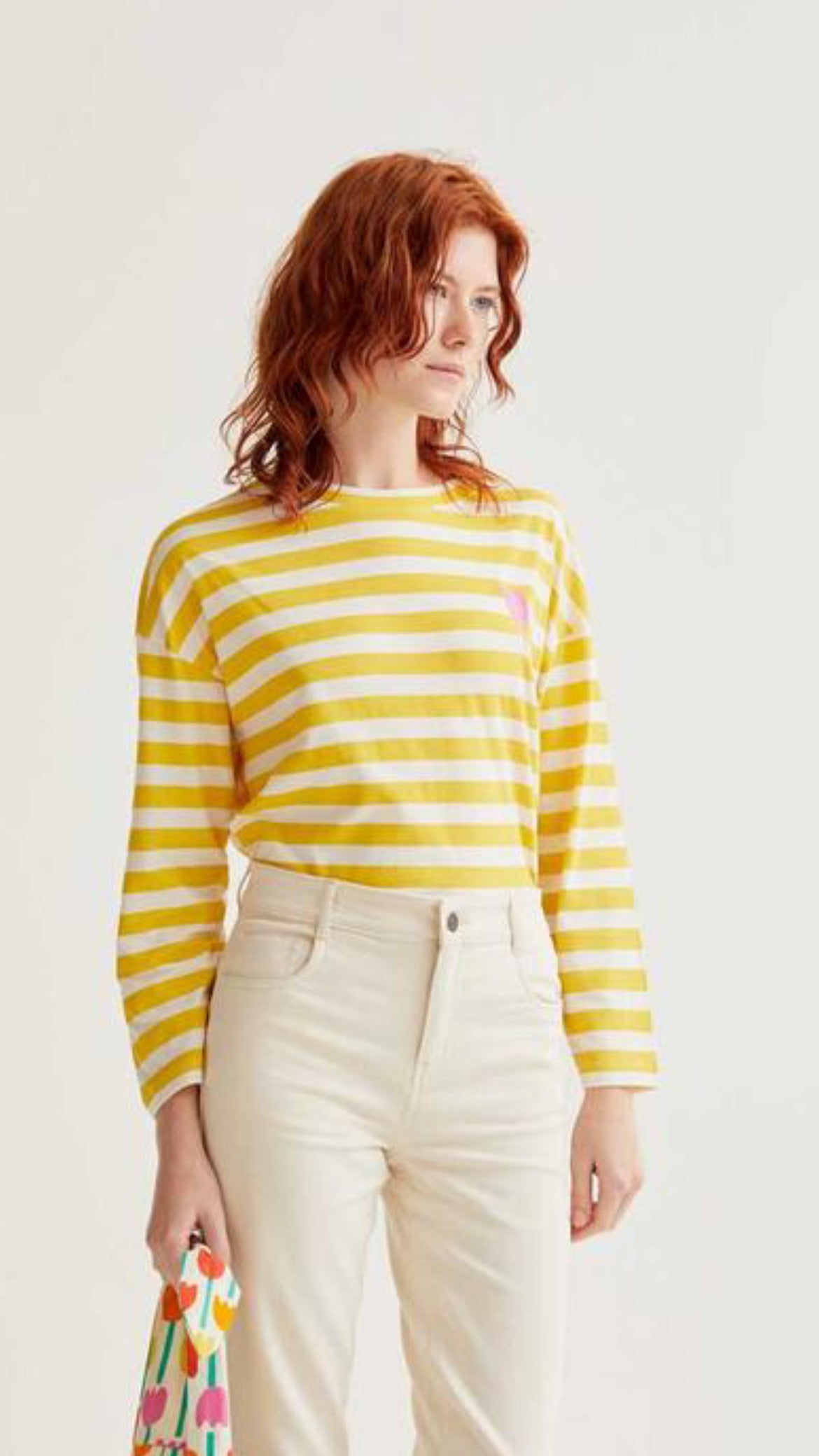 Camiseta con estampado rayas amarillas con bordado tulipán