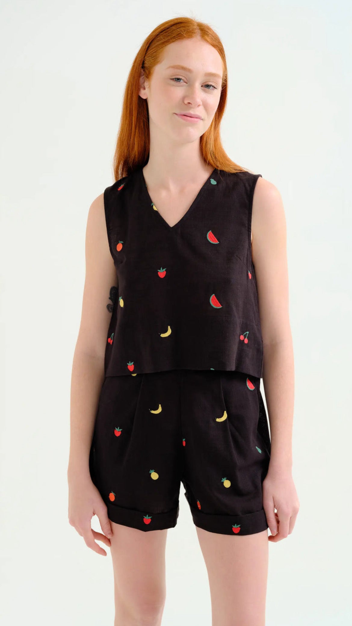 Top 100% algodón negro con bordado de Ensalada de frutas