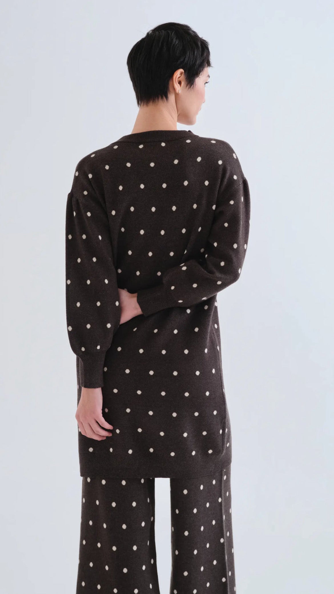Vestido corto verde con estampado de puntos blancos pequeños