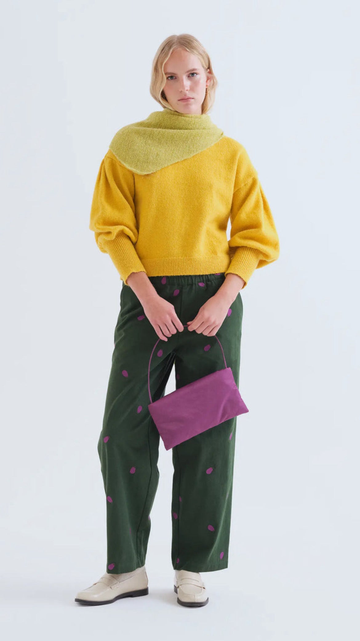 Pantalón 100% algodón con bordado berenjena