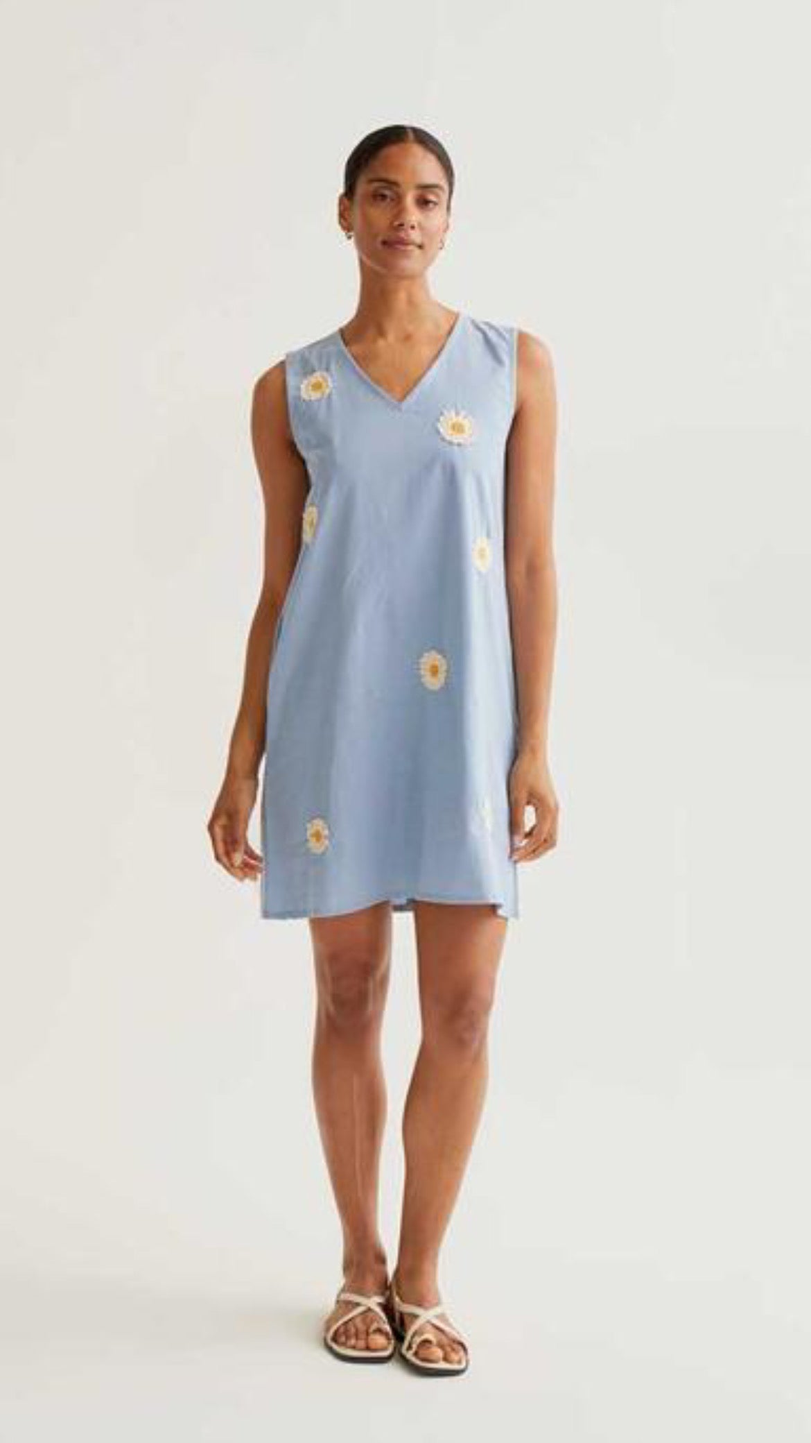 Vestido corto con bordado de margaritas