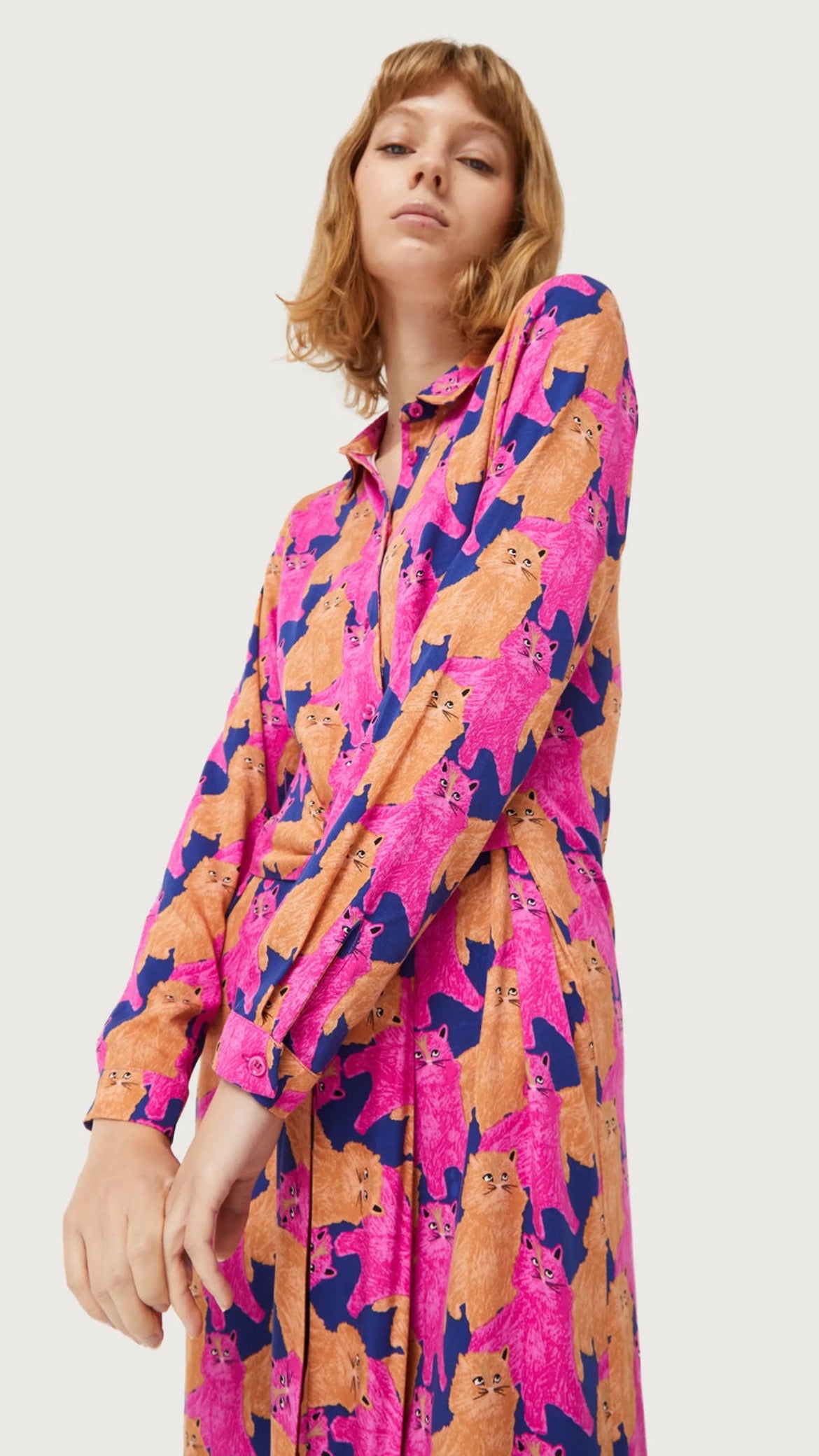 Vestido midi camisero con estampado de gatos