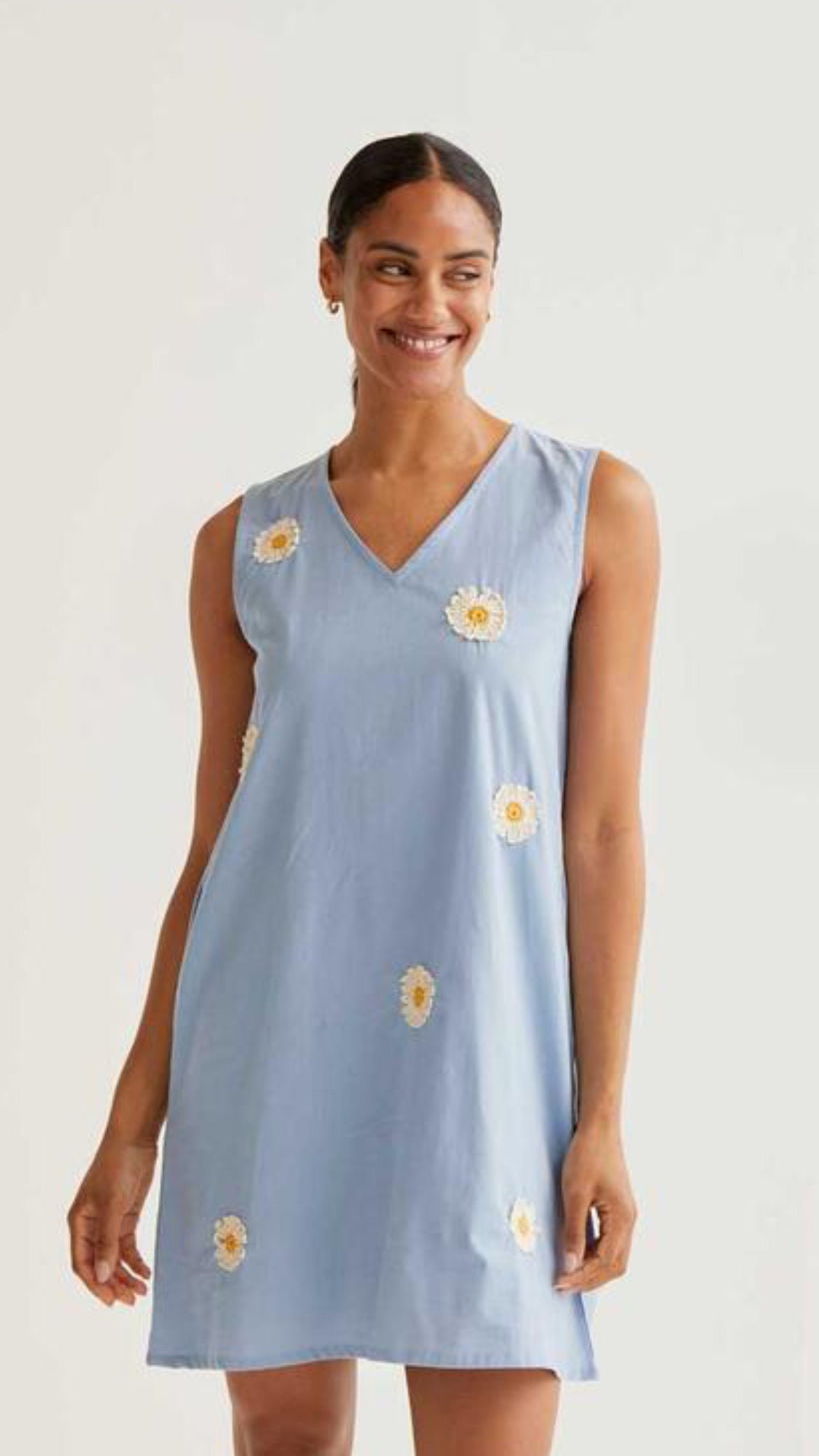 Vestido corto con bordado de margaritas