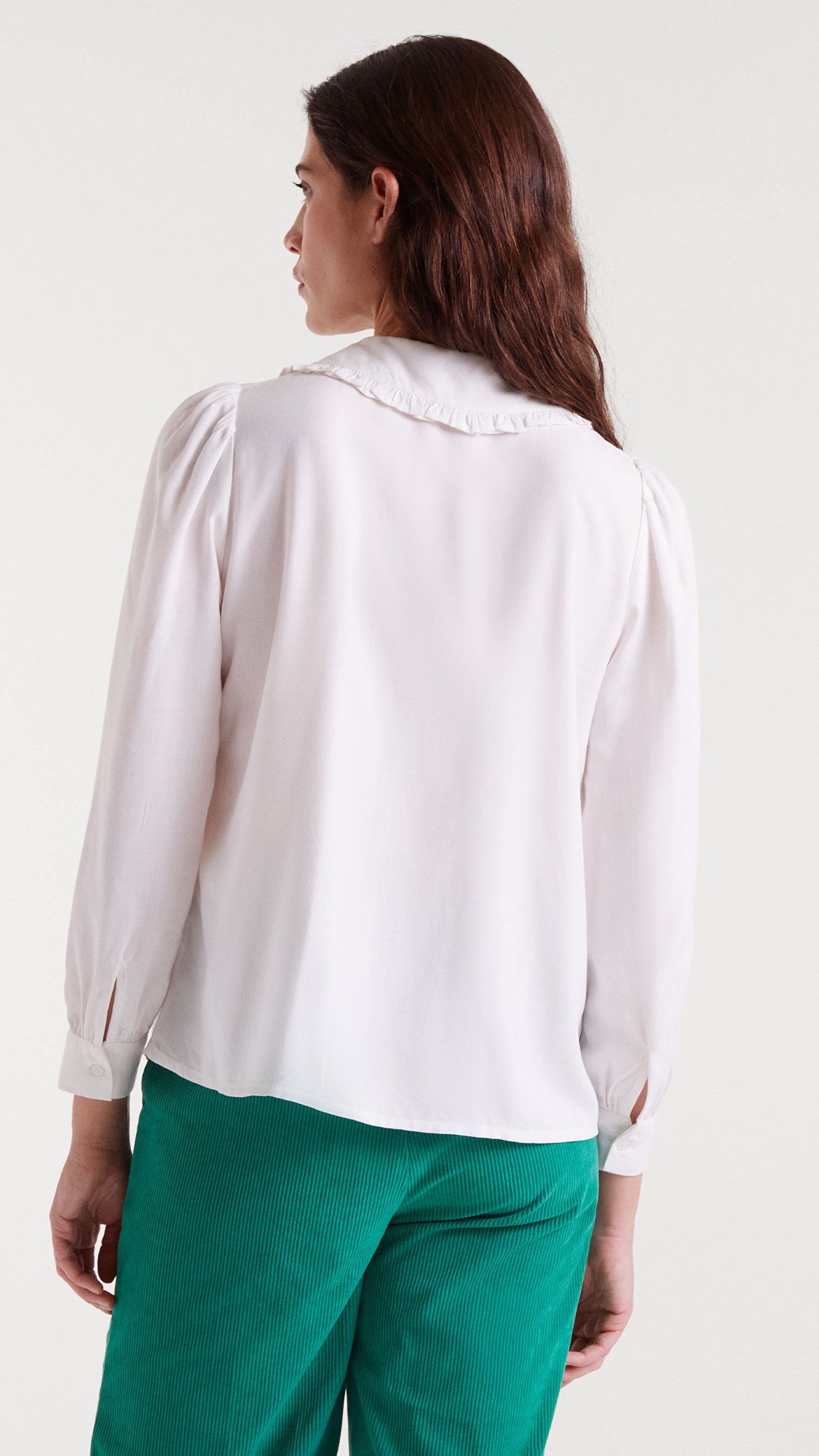 Camisa blanca con bordado de corazones