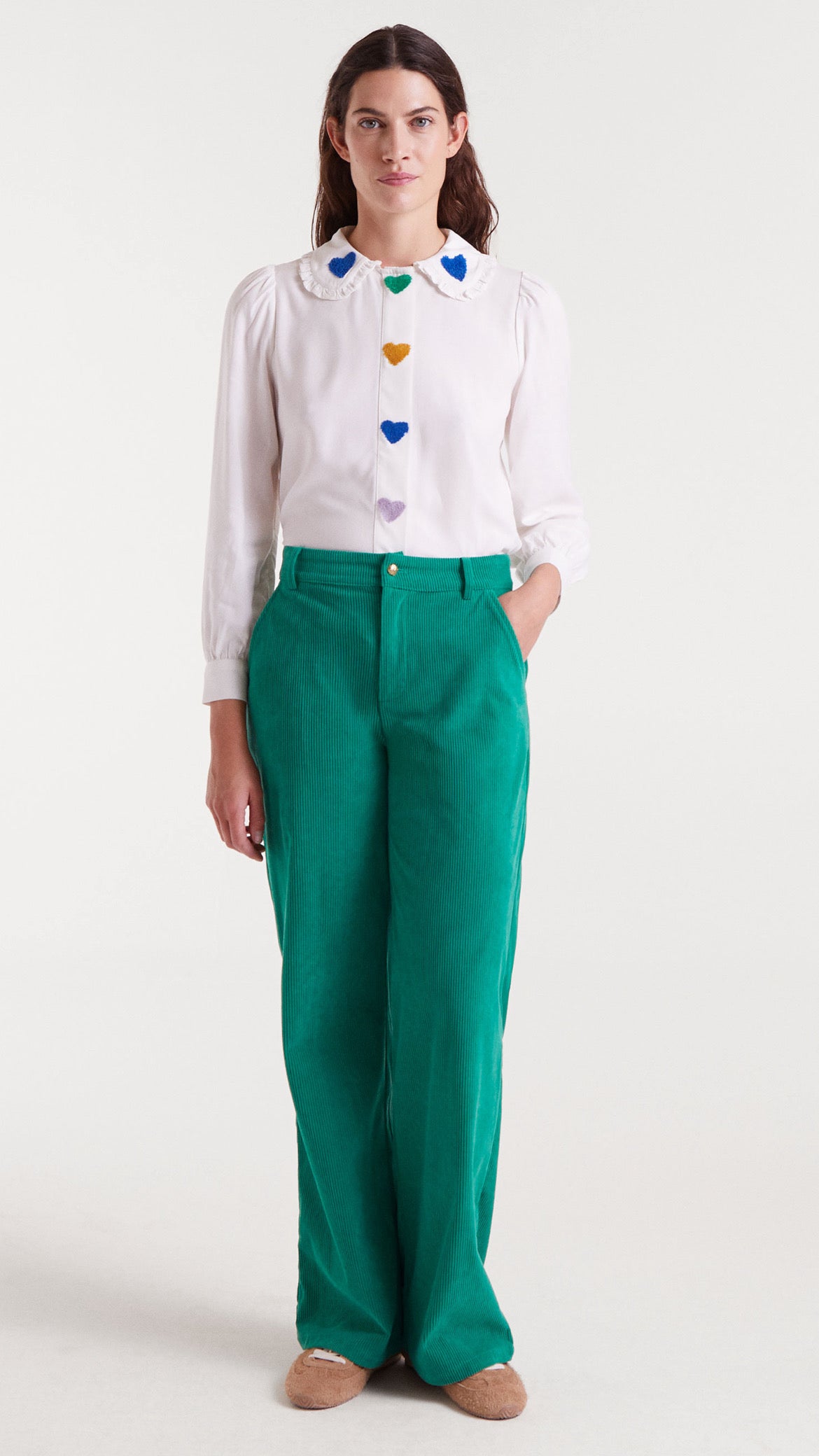 Camisa blanca con bordado de corazones