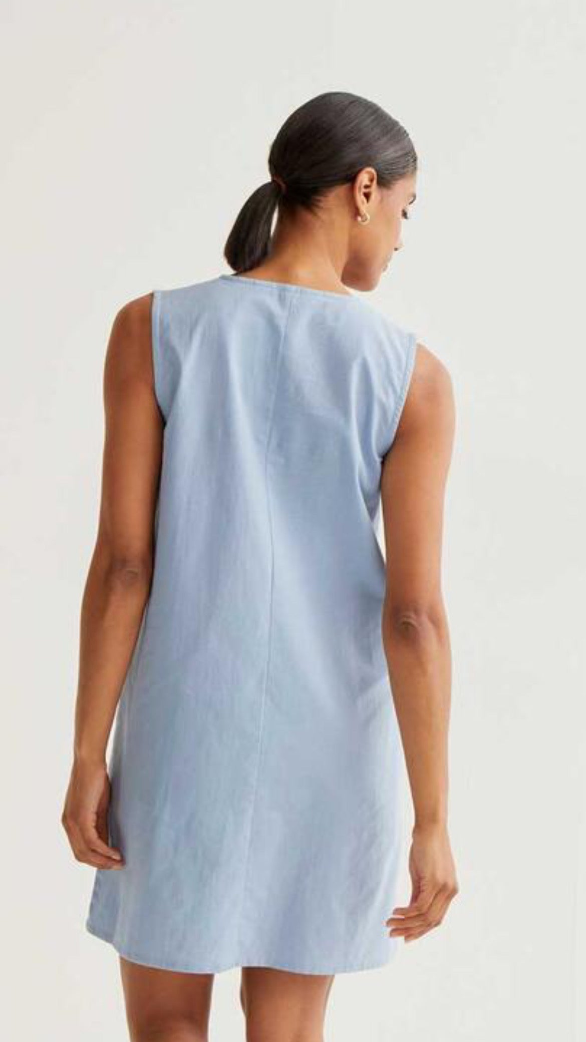 Vestido corto con bordado de margaritas