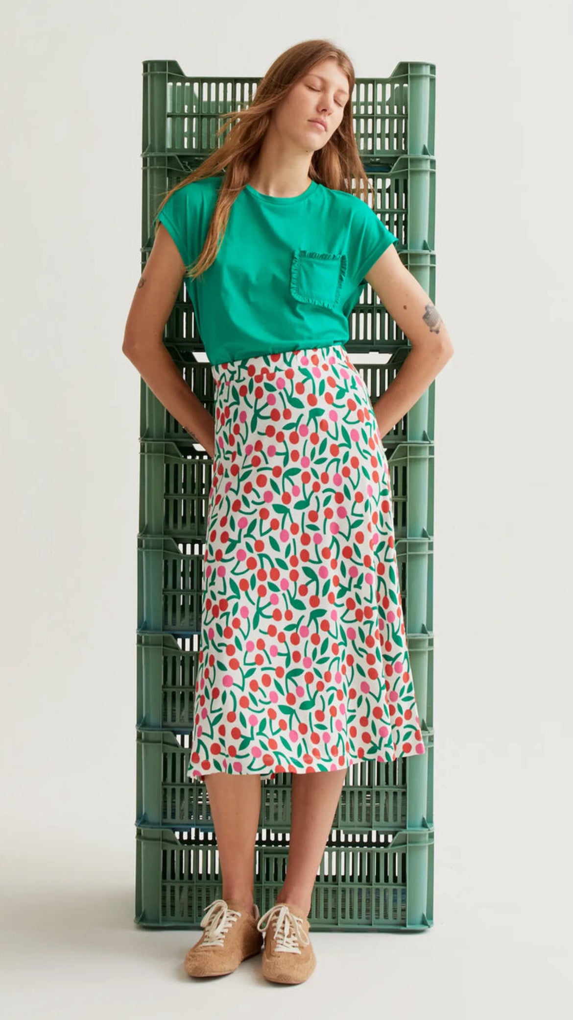 Falda midi con estampado guindas