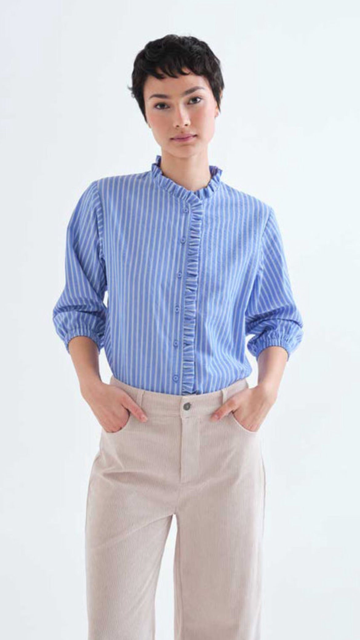 Camisa de rayas azul con detalles de volantes