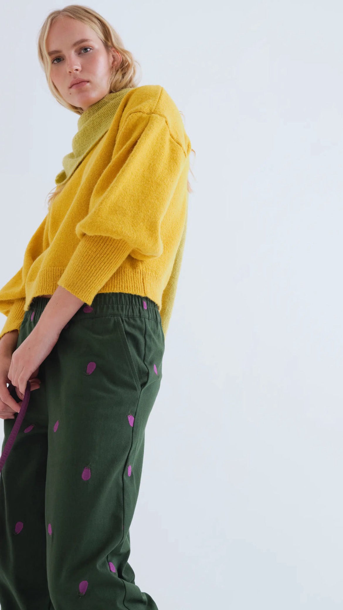 Pantalón 100% algodón con bordado berenjena
