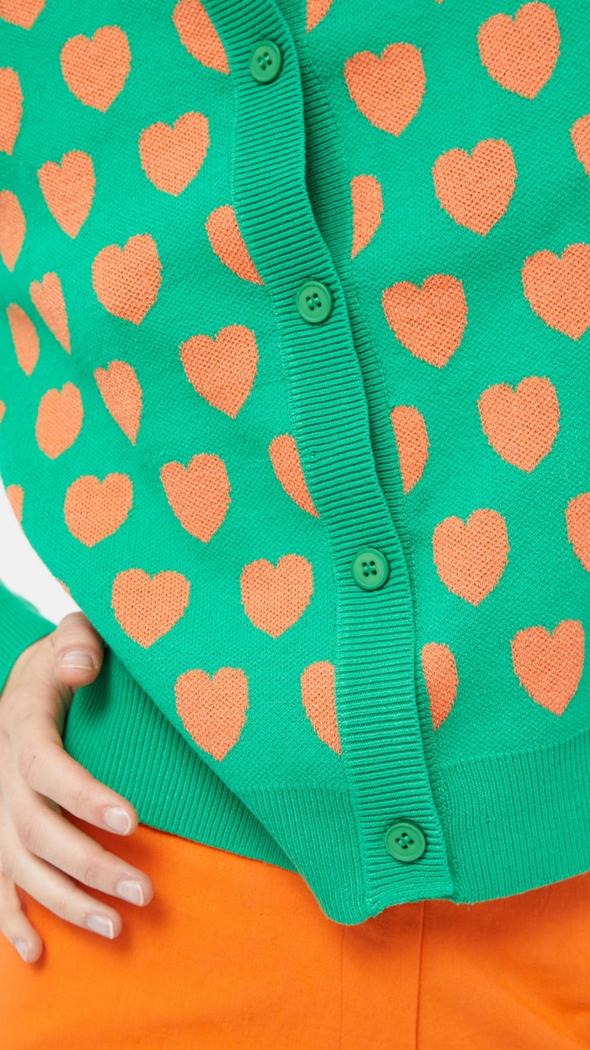 Cárdigan con estampado de corazones verde