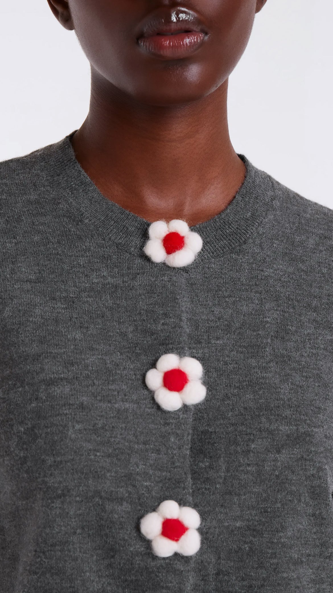 Cárdigan punto fino con detalle floral gris