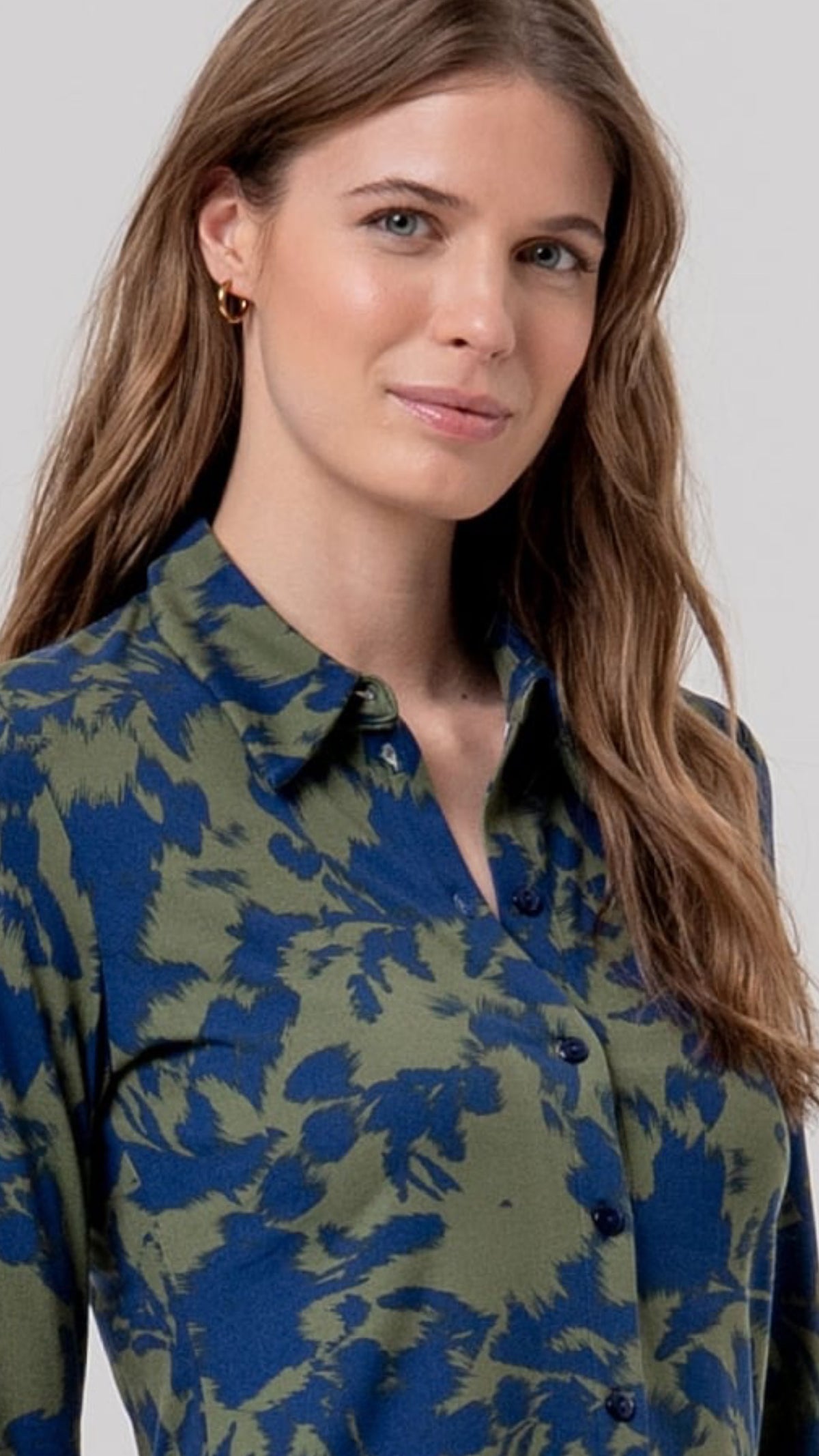Camisa entallada estampada azul