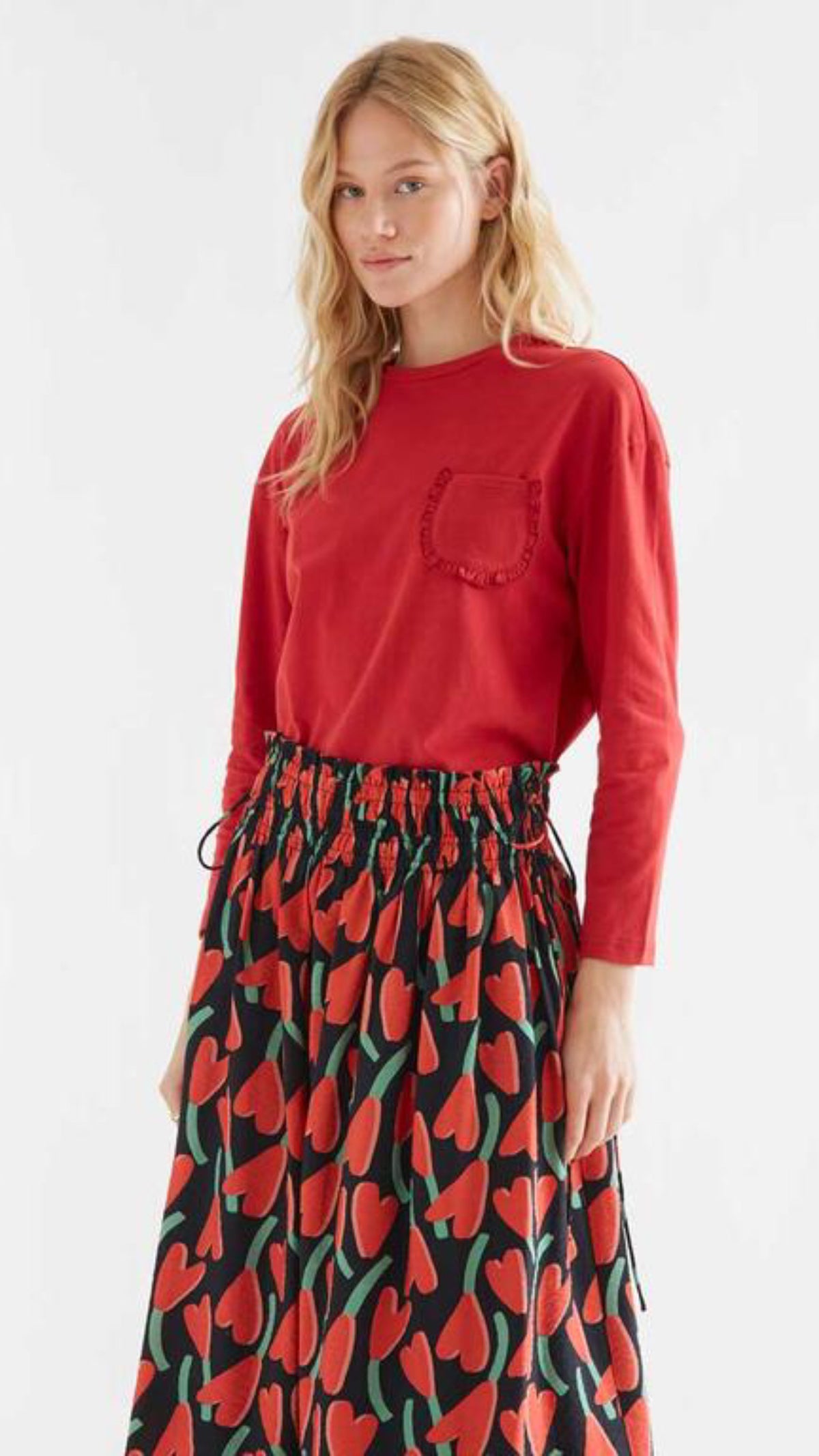 Camiseta 100% algodón roja con bolsillos