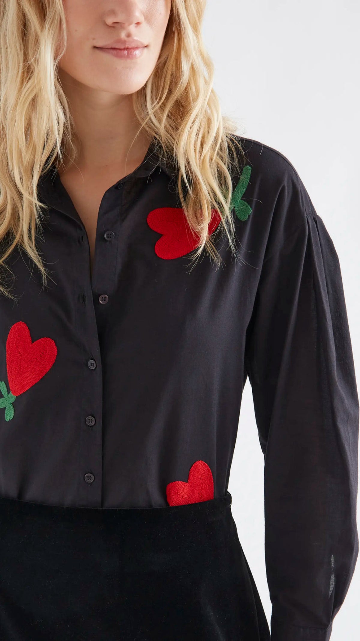 Camisa 100% algodón negro con bordado de corazón "CF"