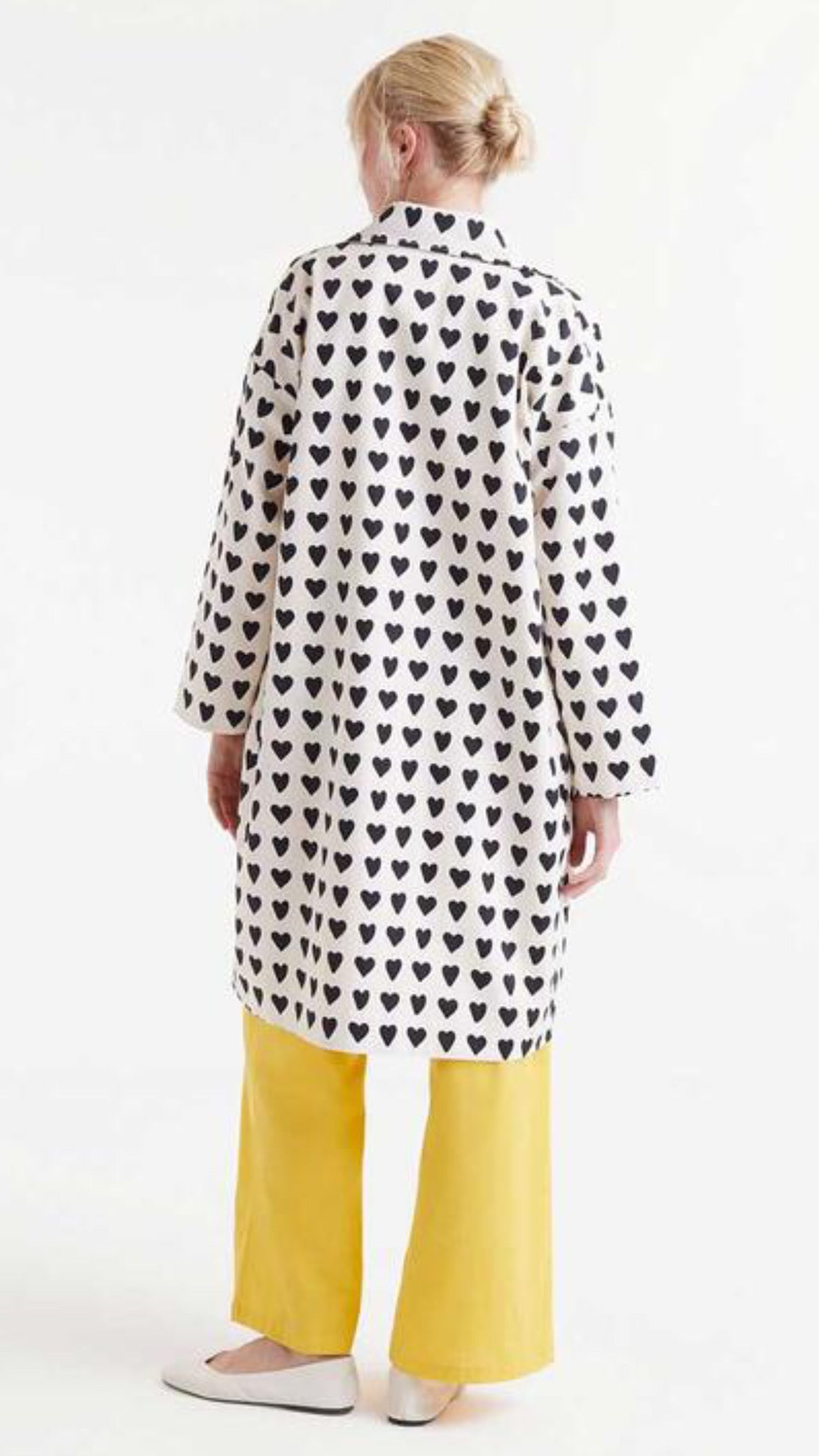 Gabardina con estampado de corazones