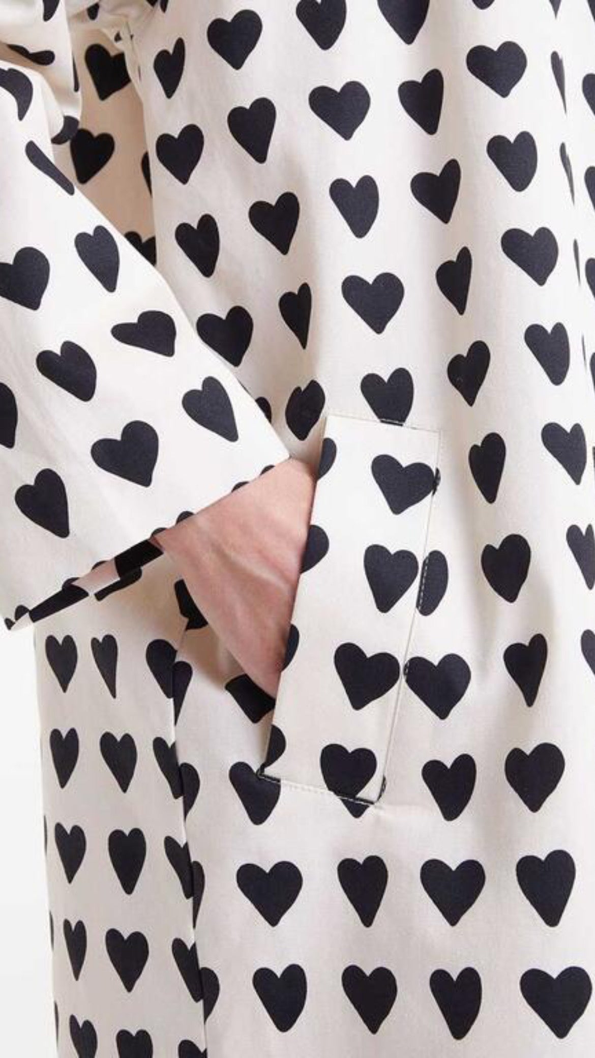 Gabardina con estampado de corazones