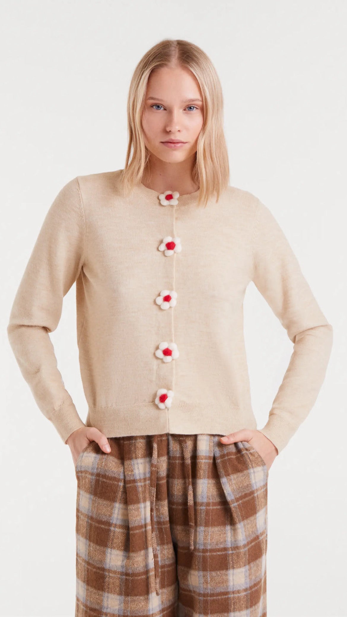 Cárdigan punto fino con detalle floral beige