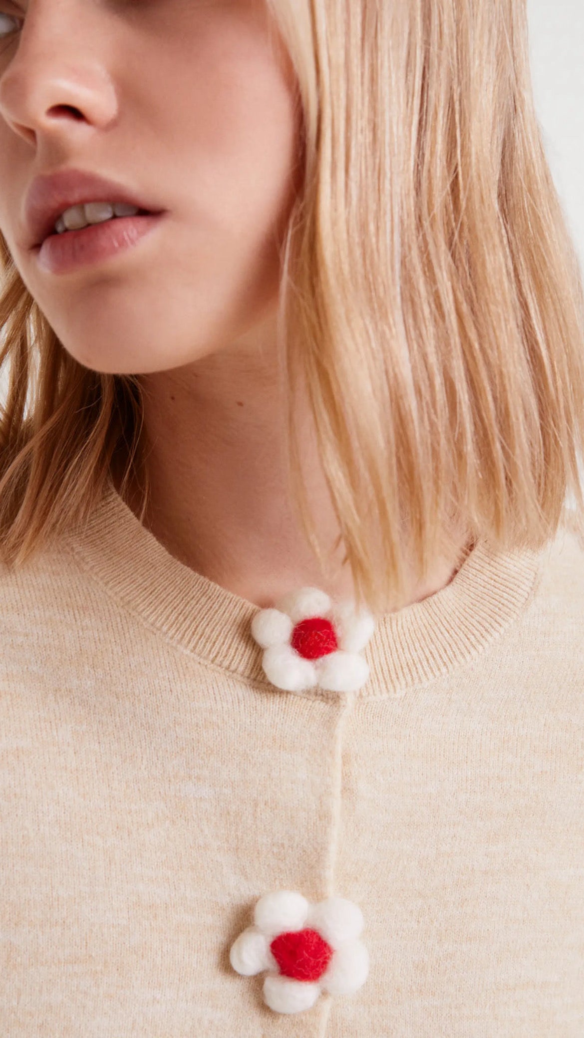 Cárdigan punto fino con detalle floral beige