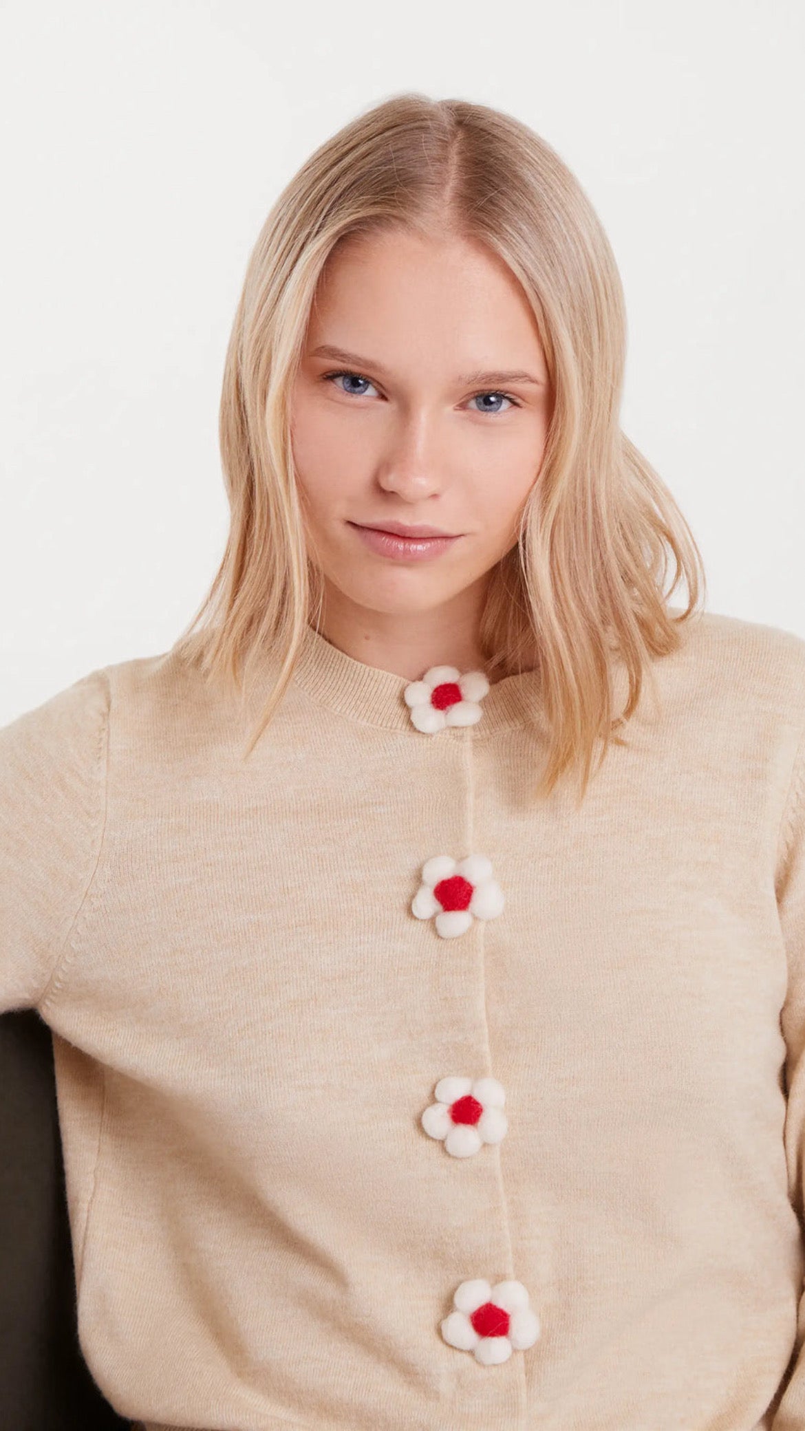 Cárdigan punto fino con detalle floral beige