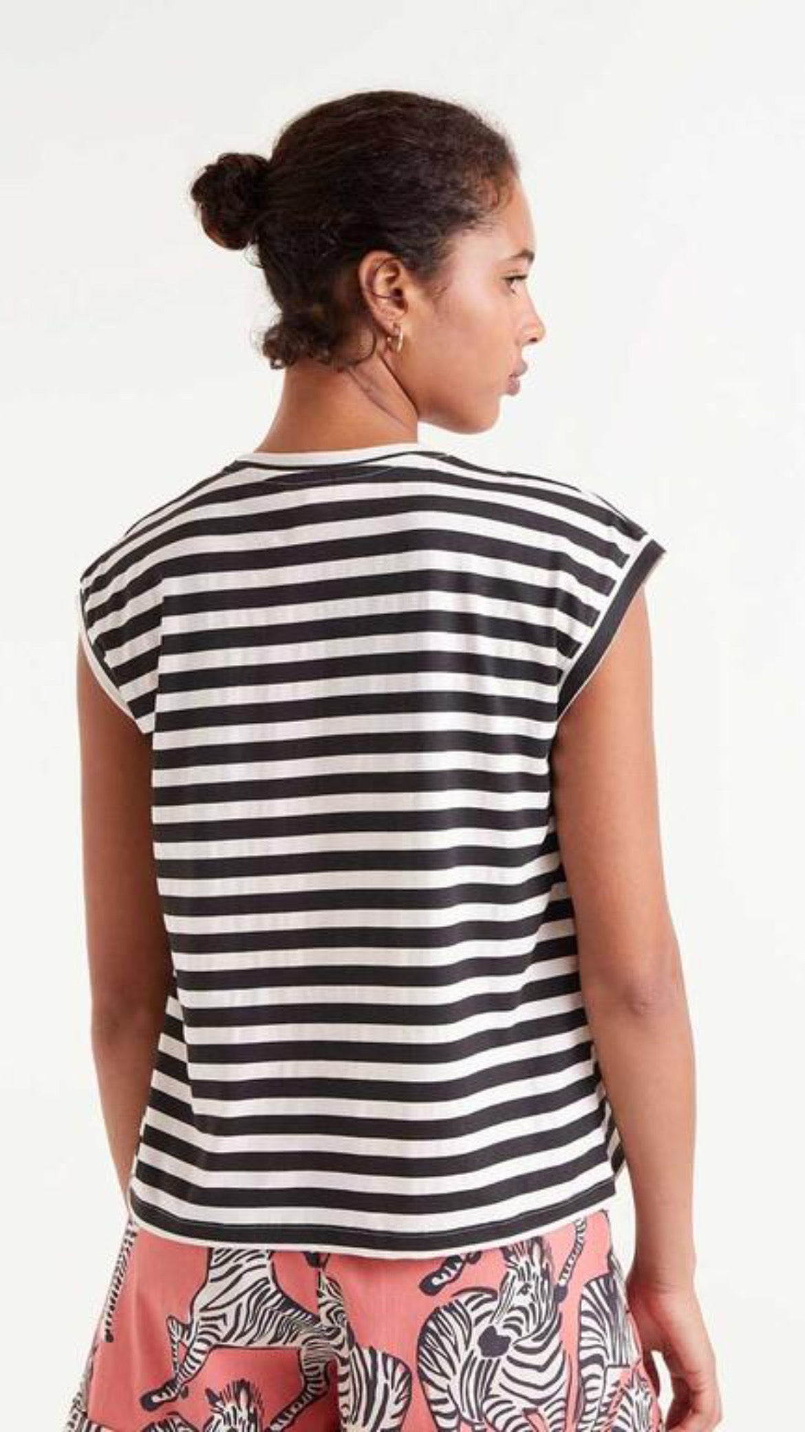 Camiseta con estampado de rayas negras