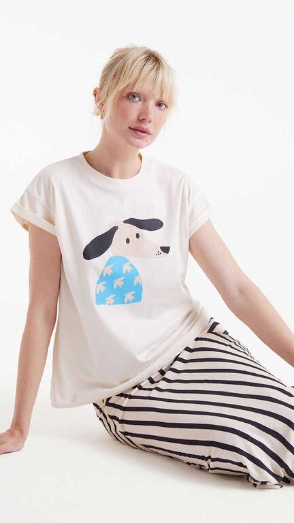Camiseta Blanca con Print de Perro Dove