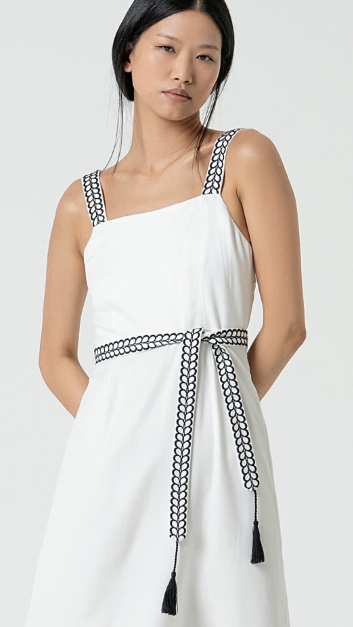Vestido midi con tirantes bordados blanco