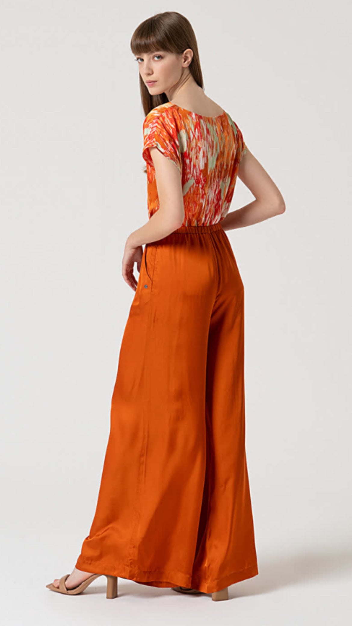 Pantalón wide leg satinado liso teja