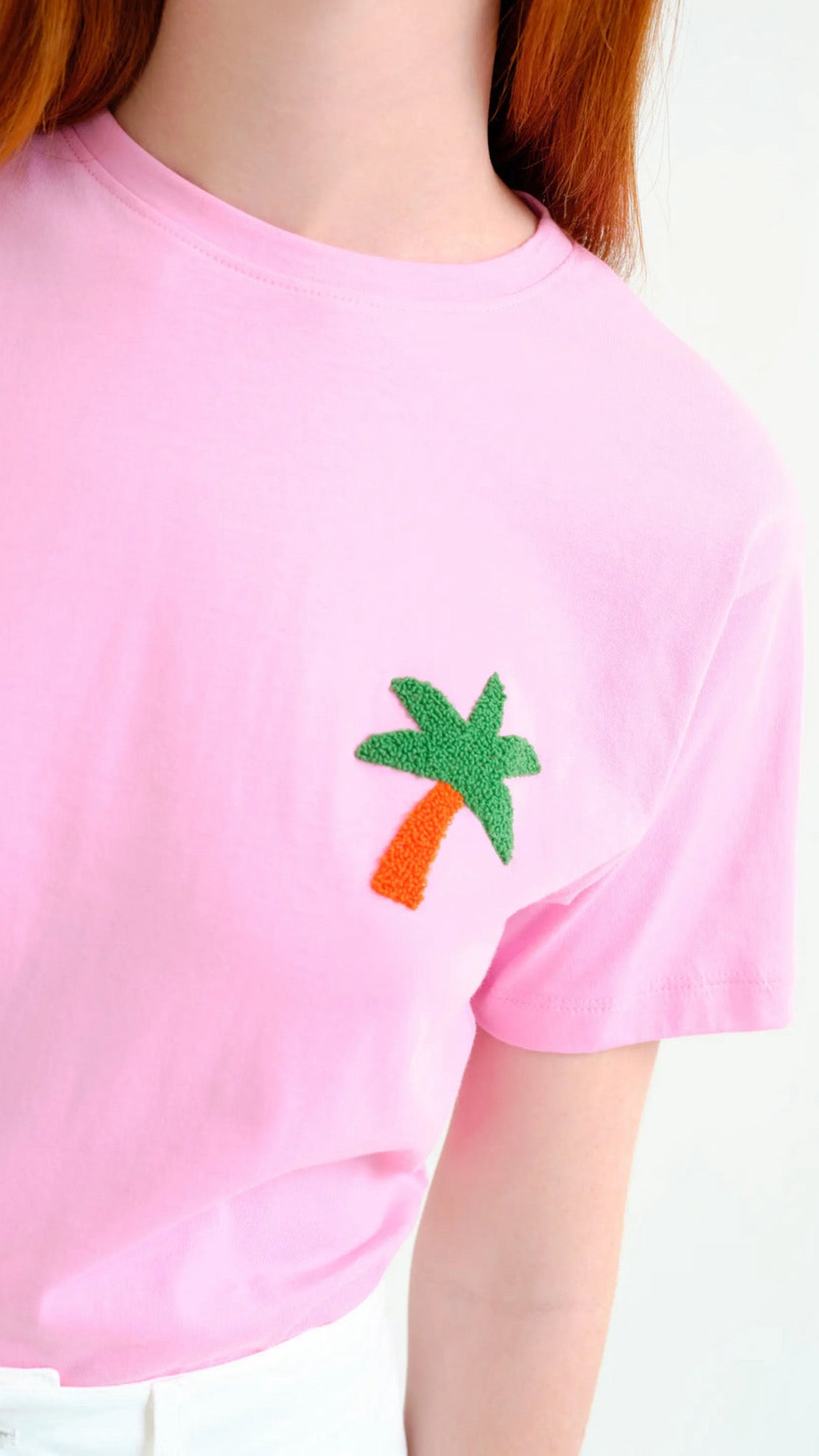 Camiseta con bordado de palmera