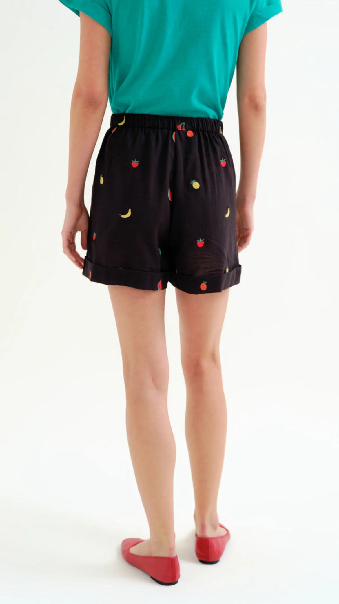 Shorts 100% algodón negro con bordado de Ensalada de frutas