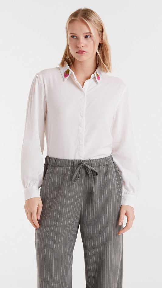 Camisa blanca con bordado de fresas