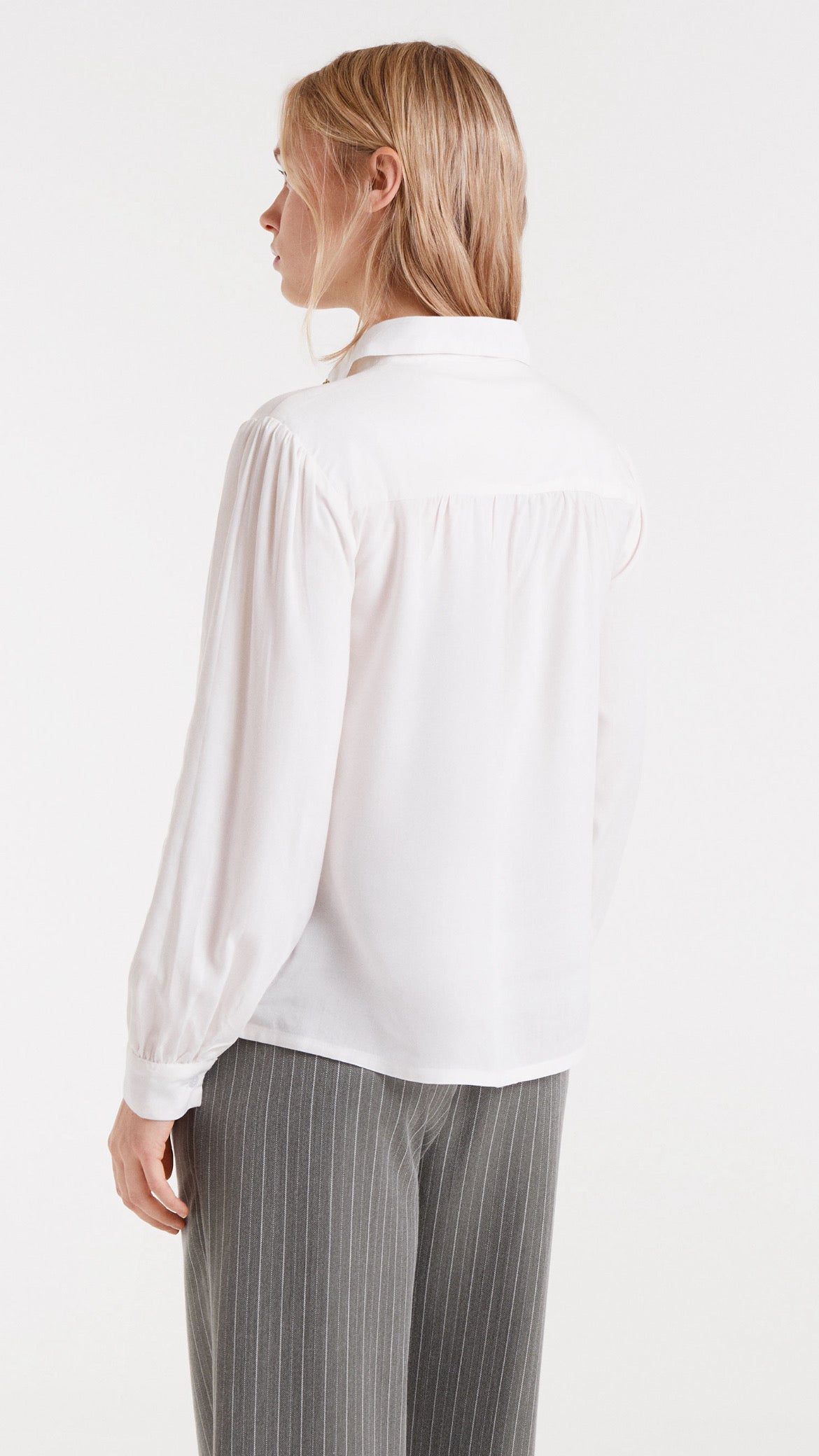 Camisa blanca con bordado de fresas