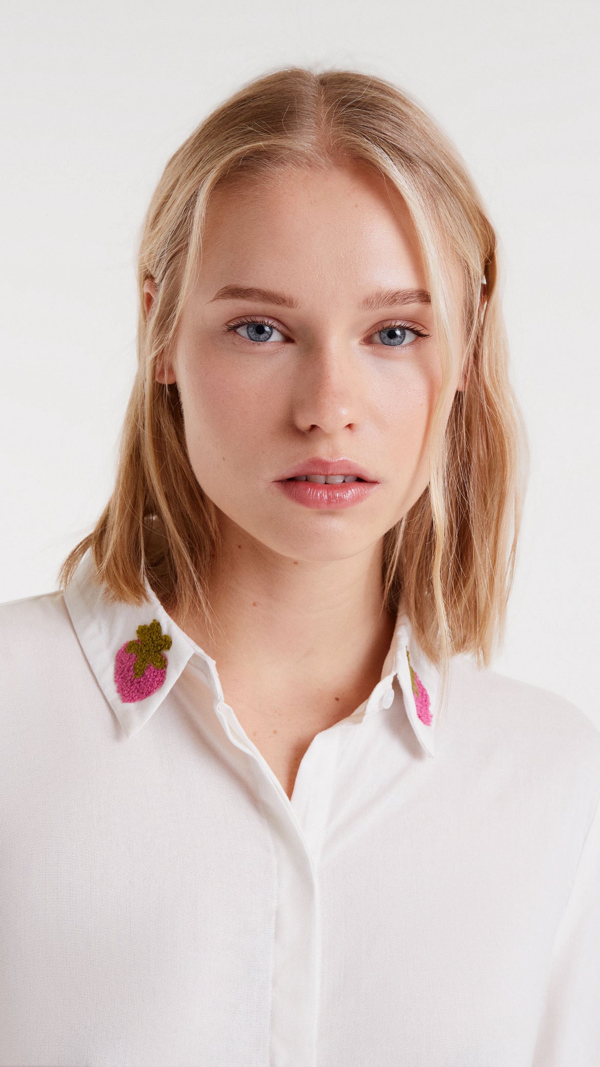 Camisa blanca con bordado de fresas