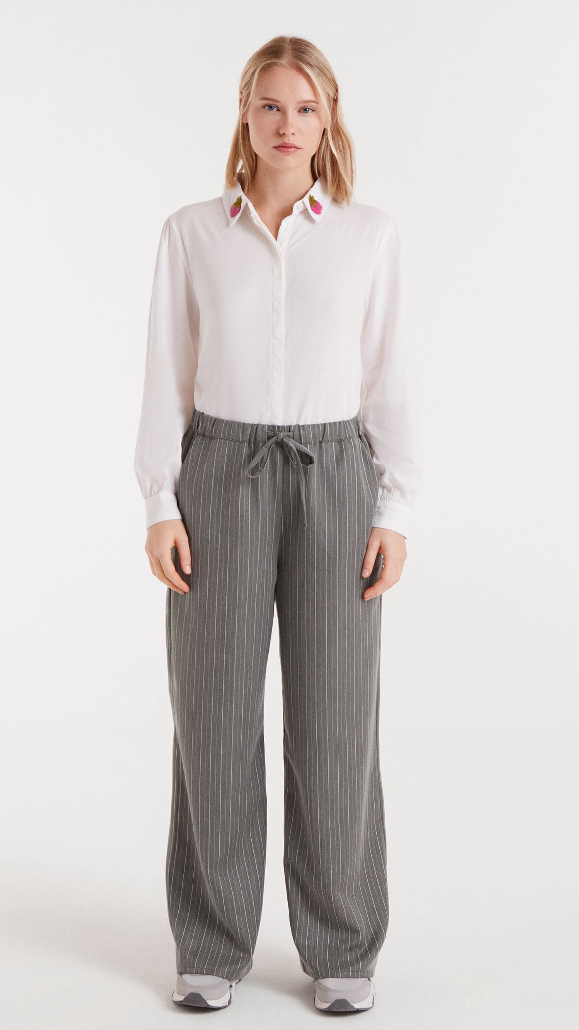 Camisa blanca con bordado de fresas