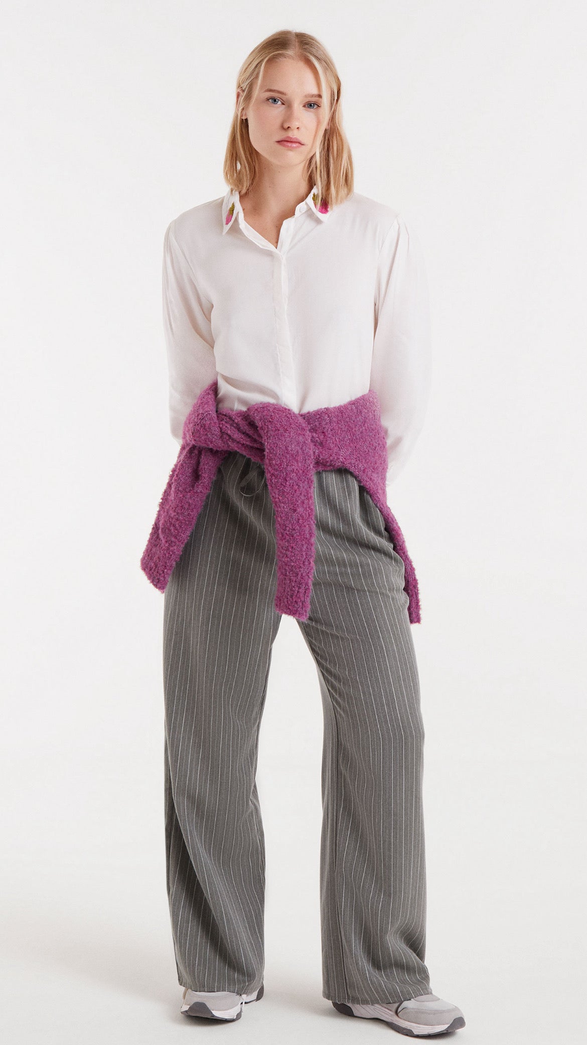 Camisa blanca con bordado de fresas