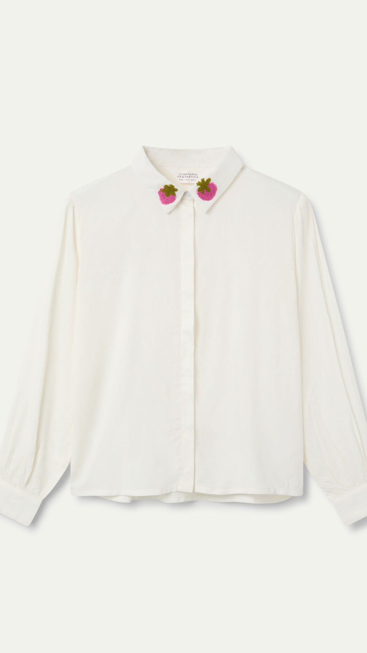 Camisa blanca con bordado de fresas