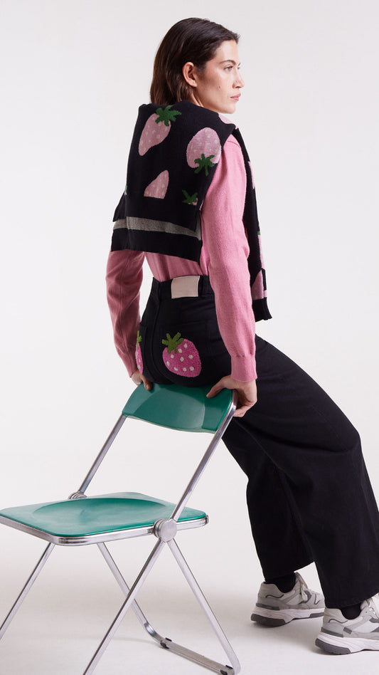 Pantalón vaquero negro con bordado fresa