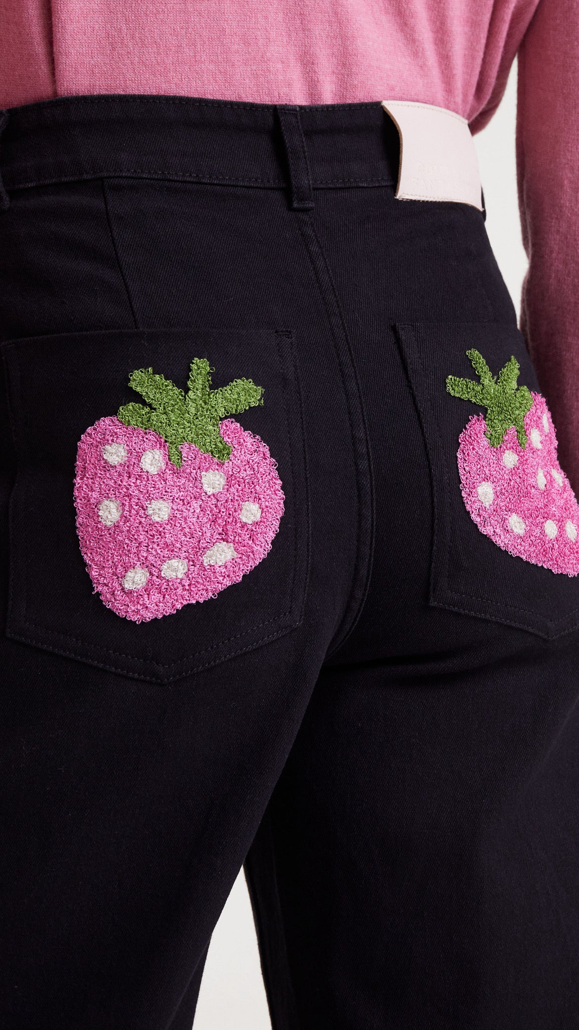 Pantalón vaquero negro con bordado fresa