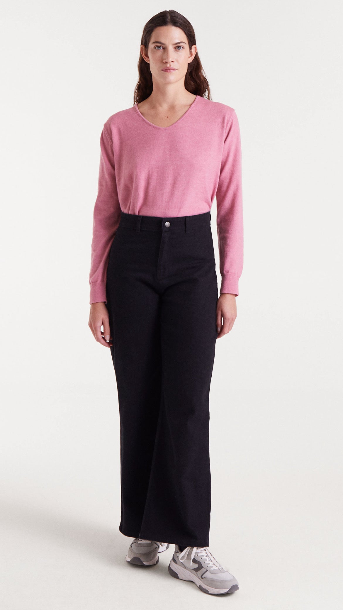 Pantalón vaquero negro con bordado fresa
