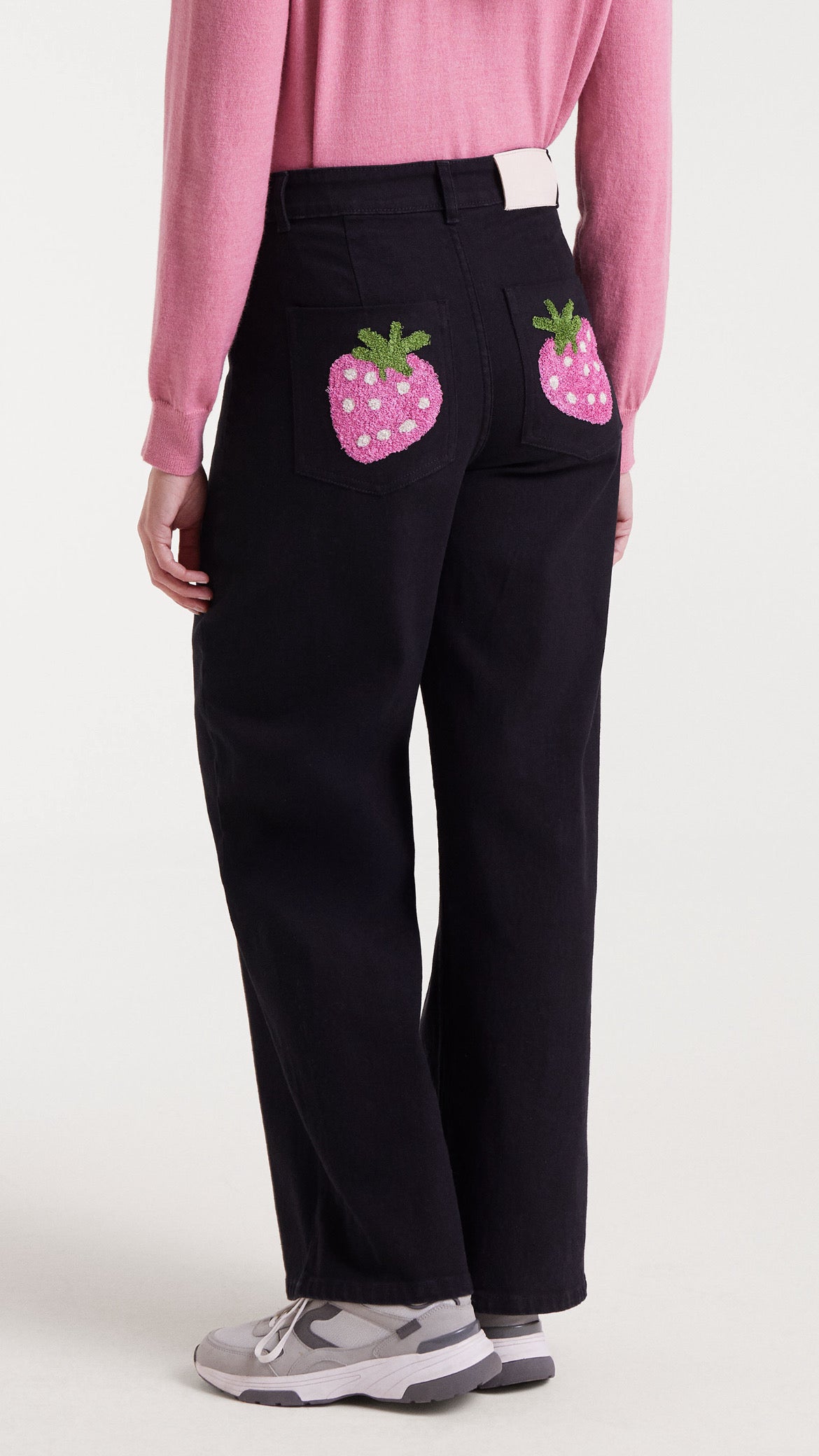 Pantalón vaquero negro con bordado fresa