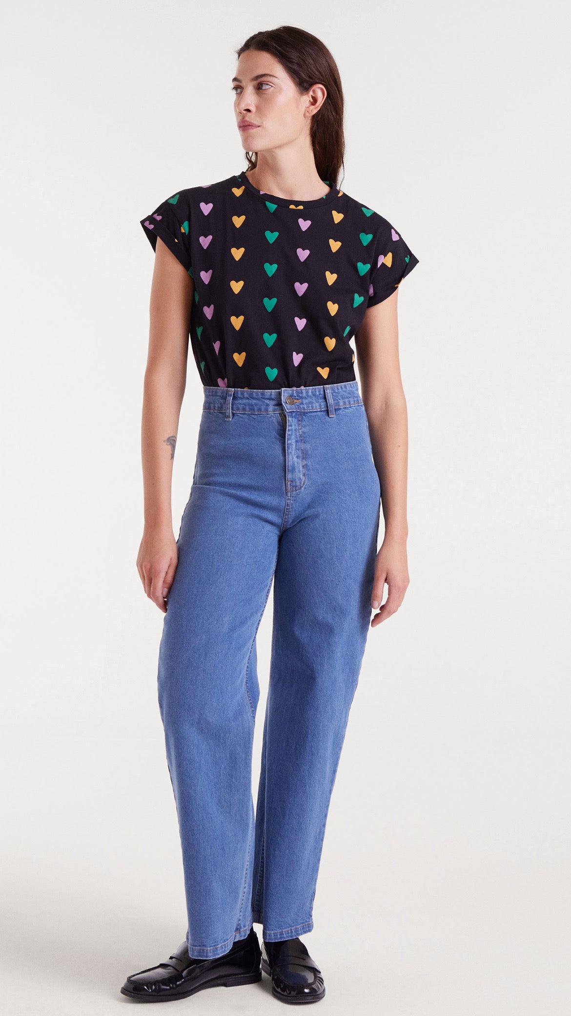Pantalón vaquero con bordado corazón