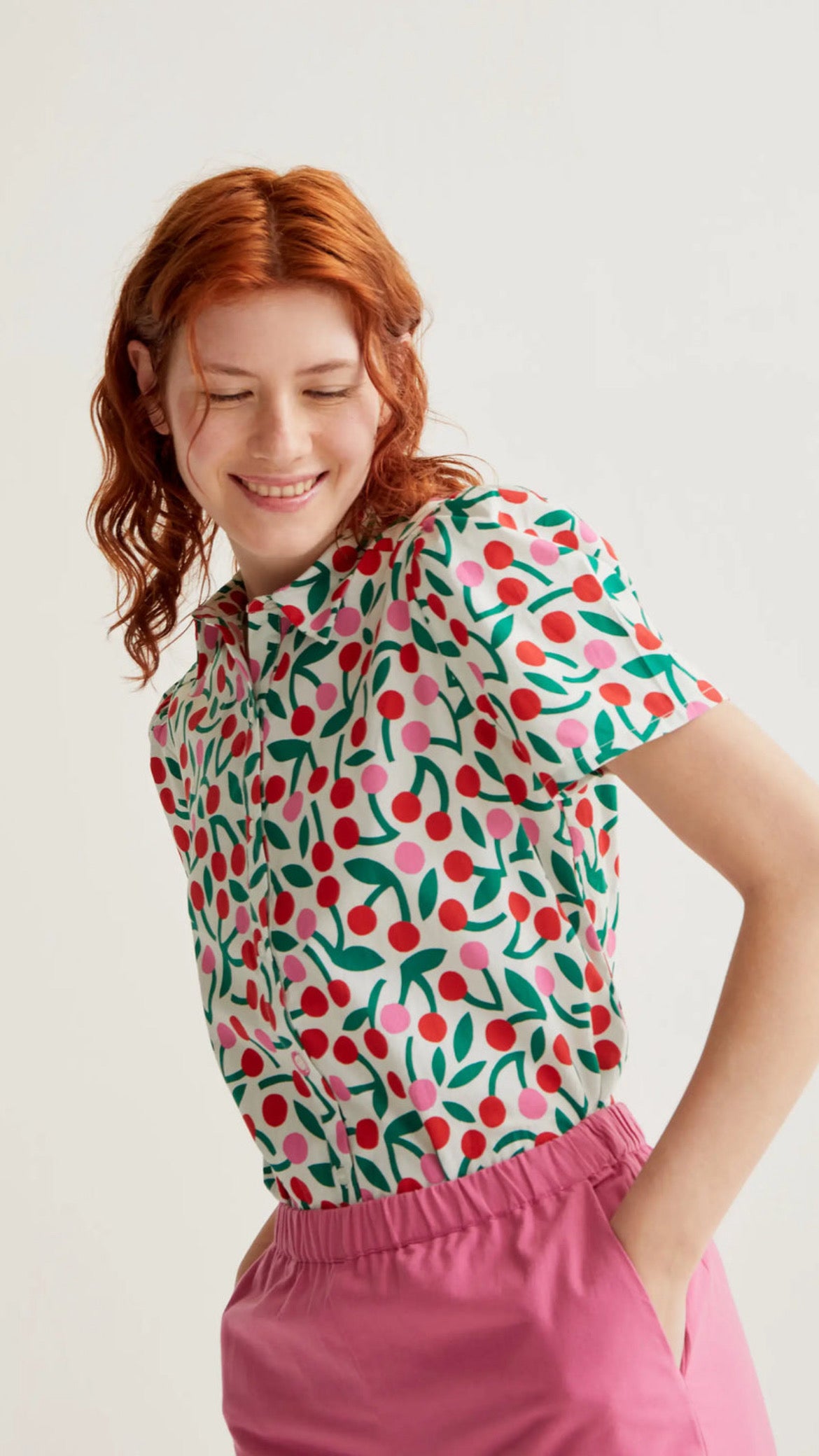 Camisa con estampado guinda