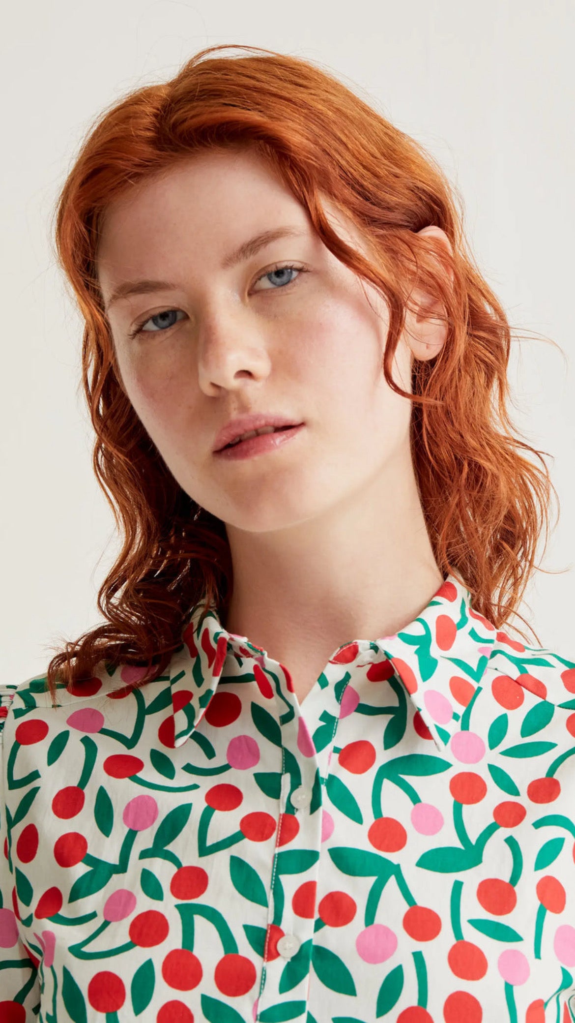 Camisa con estampado guinda