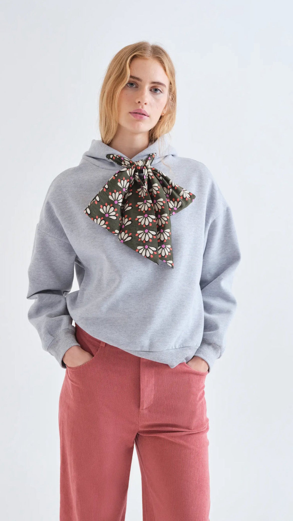Sudadera negra con lazada estampada Geometry