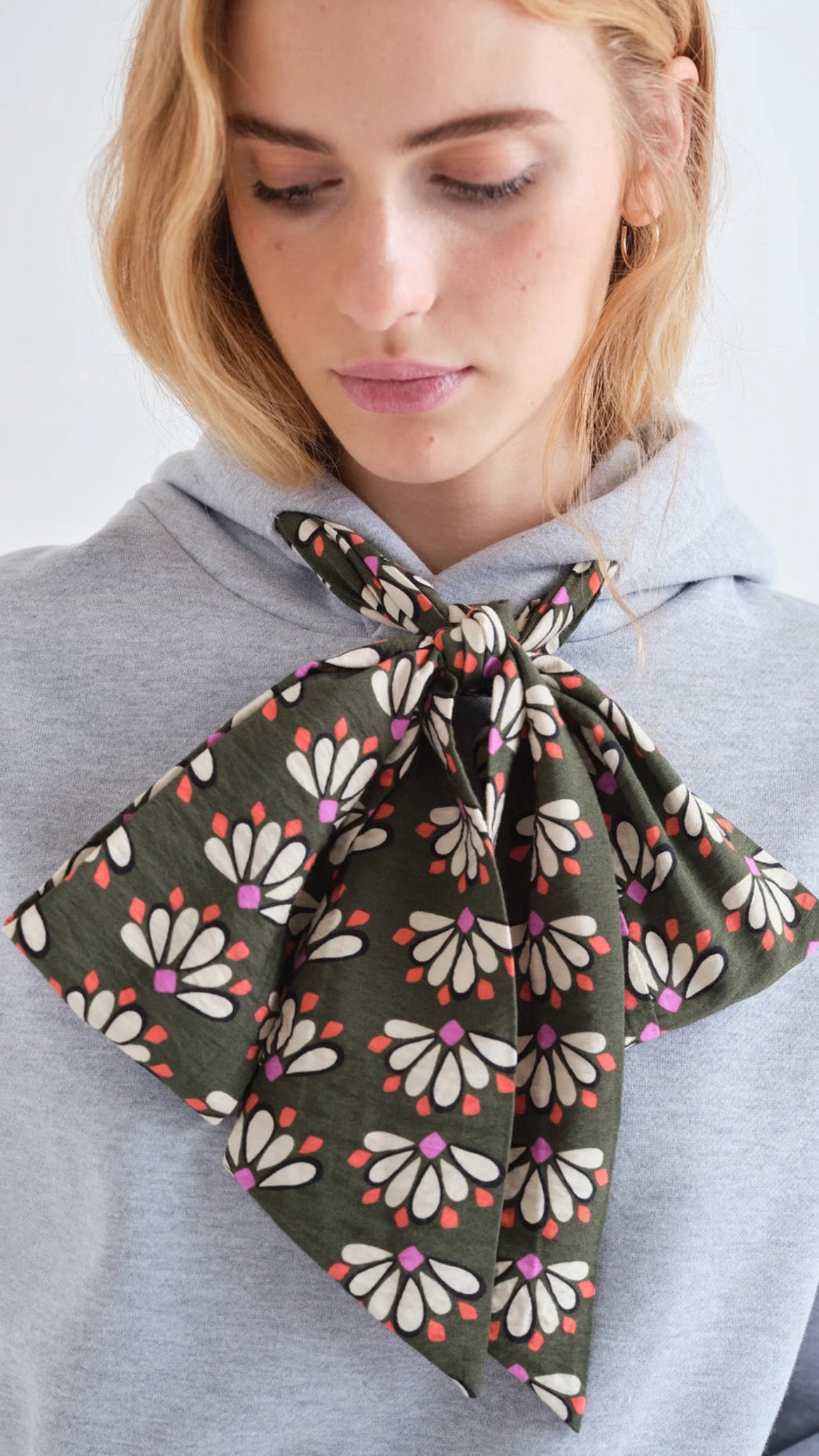 Sudadera negra con lazada estampada Geometry